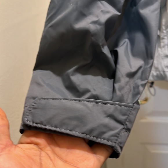 NWOT Columbia Gray athletic windbreaker with Hoodie. - Picture 5 of 15